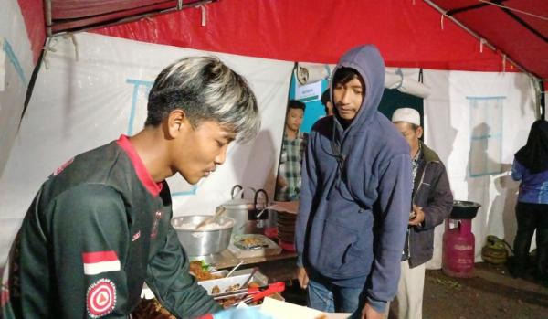Relawan Tagana Ini Rela Tak Pulang demi Penuhi Kebutuhan Pengungsi di Cineam Tasikmalaya
