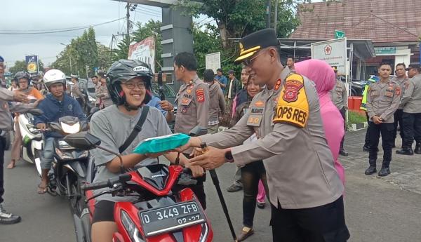 Dikira Razia, Eh Ternyata Polisi di Pangandaran Bagi-Bagi Takjil dan Sembako