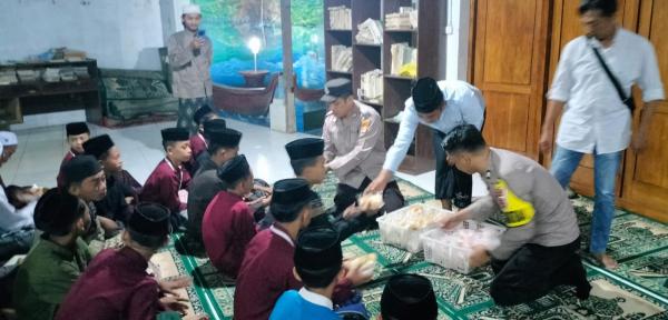 Kapolsek Baradatu Berikan Tali Asih Anak Yatim di Ponpes At - Taqwa 45 Setia Negara