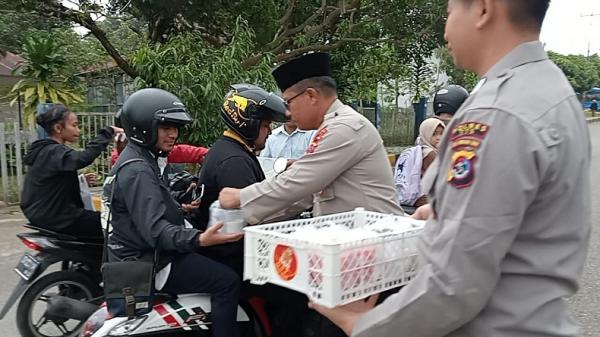 Satreskrim Polres TTS Gelar Aksi Berbagi Takjil untuk Bangun Solidaritas