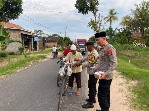 Polsek Candipuro Bagikan Takjil untuk Pengguna Jalan di Bulan Ramadhan