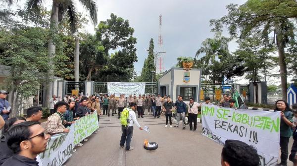 Mahasiswa Kepung DPRD Bekasi, Tuntut Oknum Wakil Rakyat Ditangkap!