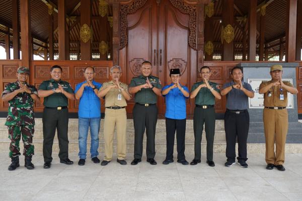 Silaturahmi ke Padepokan IKSPI Kera Sakti, Danrem 081/DSJ: Pesilat Pelopor Madiun Aman dan Kondusif