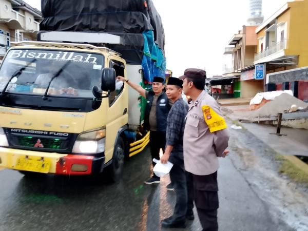 Momen Puasa Ramadhan, Polres Way Kanan Bersama Mahasiswa Ilmawa bagikan Takjil untuk Pengguna Jalan