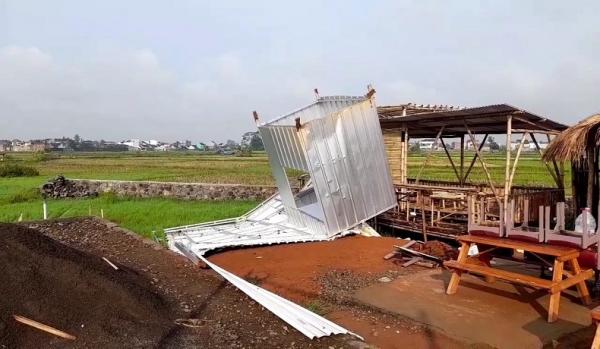 Warga Mulai Bersihkan Puing-Puing Bangunan yang Rusak akibat  Cuaca Ekstrem Melanda Kota Tasikmalaya