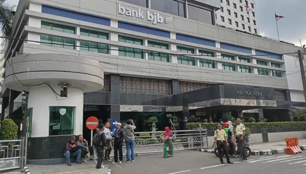 Tim Penyidik KPK Geledah Kantor Pusat Bank BJB di Bandung terkait Kasus Korupsi Pengadaan Iklan