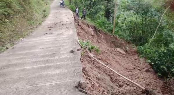 Tebing Jalan Warga Desa Puncak Wangi Leles Terancam Ambrol Setelah Diguyur