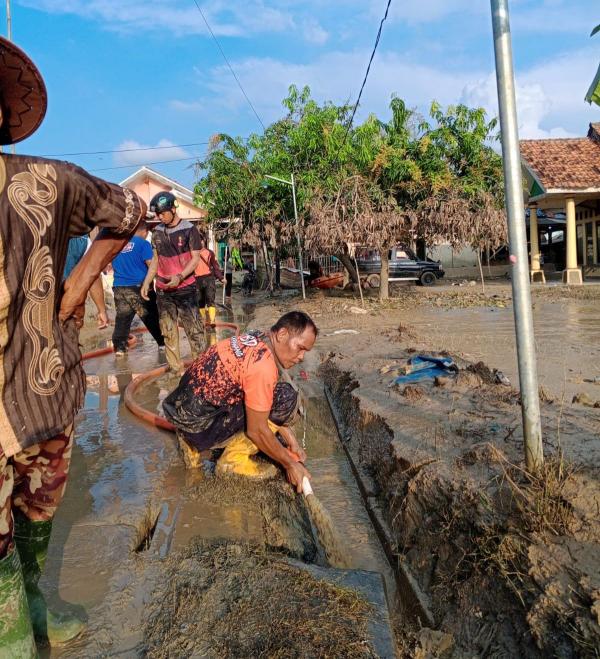 Pasca Banjir, Tim Gabungan dan Relawan Gelar Operasi Bersih-bersih di Desa Karangligar