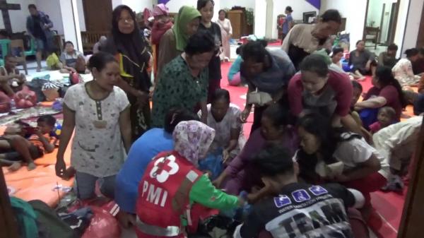 Buka Puasa di Tengah Banjir: Ratusan Pengungsi di Ringin Kidul Bertahan dengan Kondisi Seadanya