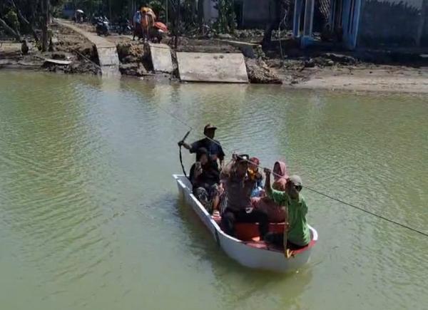 Dampak Tanggul Sungai Tuntang Jebol, Warga Baturagung Naik Perahu Seberangi Banjir Sedalam 4 Meter