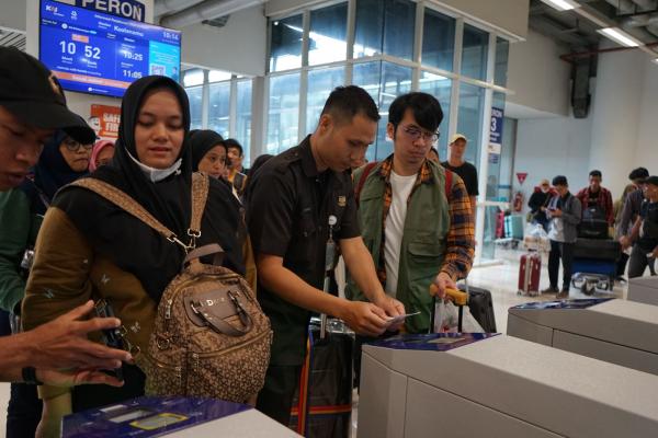 Siaga Lebaran 2025, KA Bandara Medan Tambah Petugas Customer Service Mobile