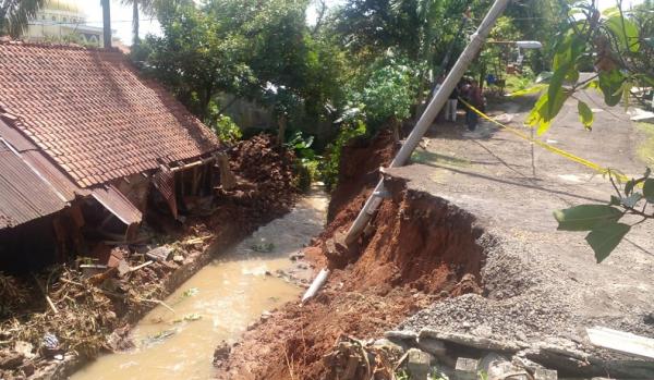 Tebing Perum PIP Runtuh Timbun Sungai Cipaingan dan Rumah Warga