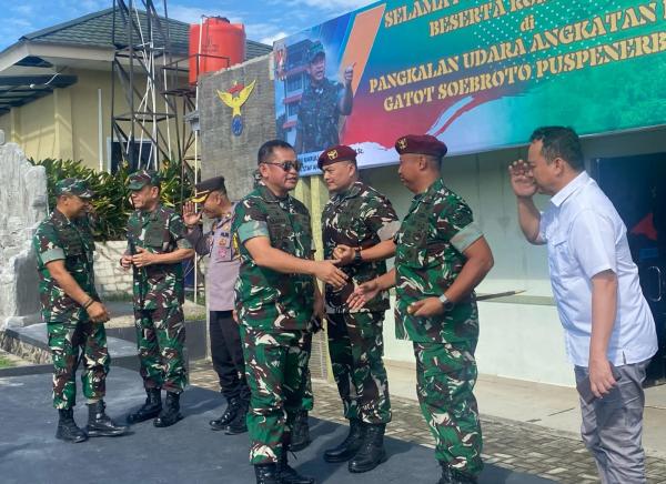 Danlanudad Letkol CPN I Putu Arry PB Pratuana Sambut Kunker KASAD di Lanudad Gatot Soebroto 