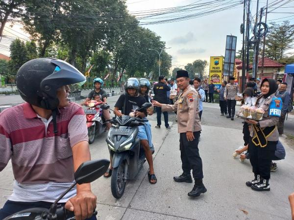 Melalui Kegiatan Berbagi Takjil, Polres Grobogan Perkuat Sinergitas Dengan PWI dan IJTI