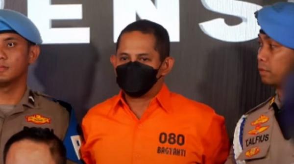 Eks Kapolres Ngada Resmi Berstatus Tersangka, Kenakan Baju Tahanan dan Tangan Diborgol