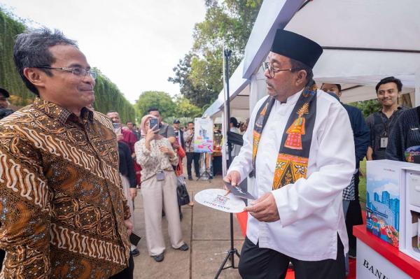 Rano Karno Rasakan Kemudahan Transaksi Non-Tunai di Pasar Kreatif Ramadan Jakarta