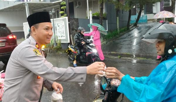 Di Bawah Guyuran Hujan, Polsek Mangkubumi dan Bhayangkari Bagikan Takjil ke Pengendara