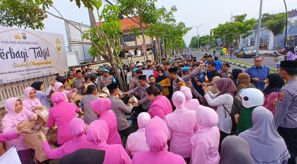 Berkah Ramadan, Kapolres Bojonegoro Bagi Ratusan Takjil Bersama Awak Media