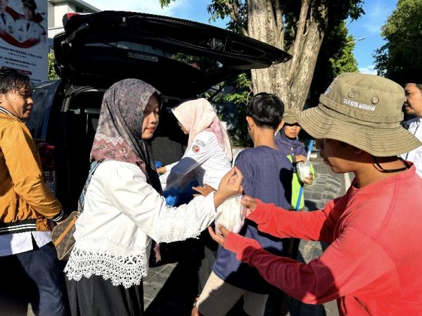 Bawaslu NTB Bagikan Takjil Gratis ke Petugas Kebersihan dan Warga Mataram