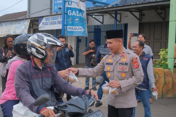 Polres Subang dan Media Gelar Buka Puasa Bersama dan Bagikan Takjil untuk Masyarakat