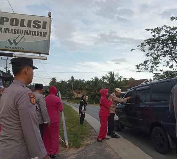 Polres Lampung Selatan Bagikan Takjil Gratis untuk Masyarakat di Bulan Suci Ramadhan