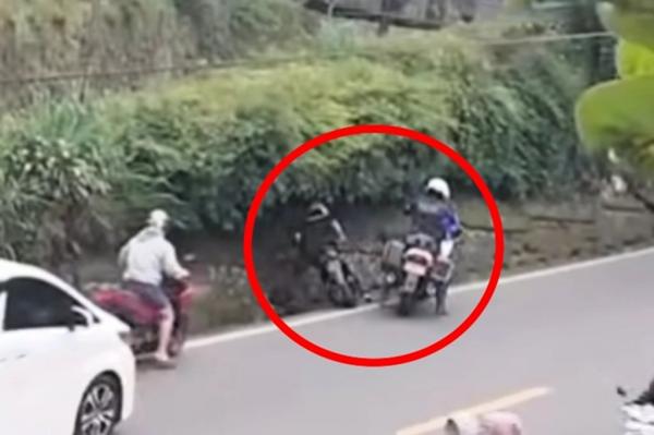 Petugas Patwal Tendang Pemotor di Jalur Puncak Viral di Media Sosial