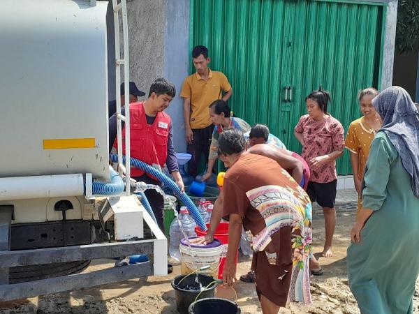 PMI Grobogan Distribusikan Air Bersih Untuk Warga Desa Baturagung Pasca Banjir Akibat Tanggul Jebol