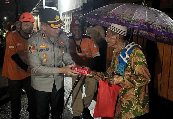 Gerebek Sahur Bersama BAZNAS, Kapolres Purbalingga Bagikan Makanan untuk Warga