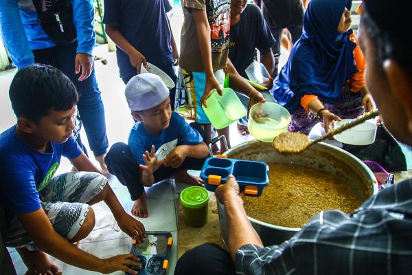 Potret Berbagi Takjil Bubur Suro di Palembang