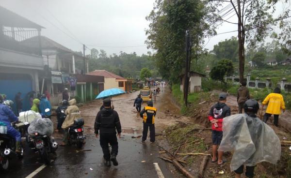 Banjir di Cisurupan Ganggu Akses Jalan, Polisi Lakukan Pengaturan Lalu Lintas