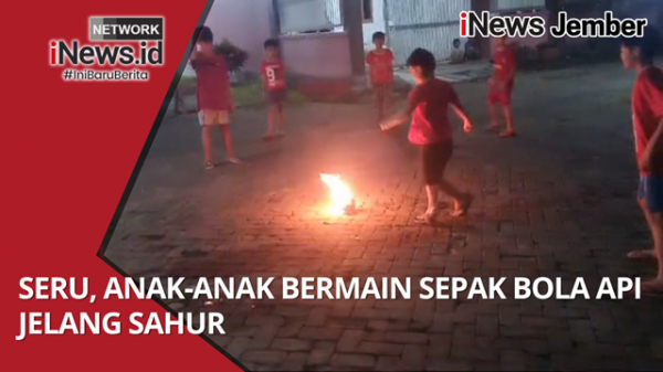 Seru, Anak-Anak Bermain Sepak Bola Api Jelang Sahur