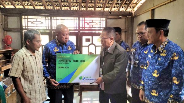 Bupati Banyumas Serahkan Bantuan kepada Penderes yang Jatuh dari Pohon Kelapa