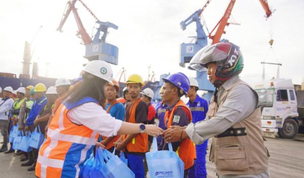 500 Paket Takjil Manis dari PTP Nonpetikemas untuk Pekerja Pelabuhan