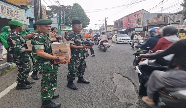 Koramil 1202/Indihiang Gelar Aksi Bagi-Bagi Takjil Gratis ke Masyarakat