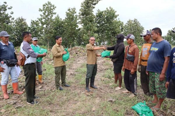 Jelang Lebaran, Perhutani KPH Purwodadi Salurkan 205 Paket Sembako Untuk Pekerja Hutan