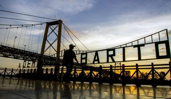 Viral, Sepasang Remaja Berseragam Sekolah Berbuat Mesum di Bawah Jembatan Barito