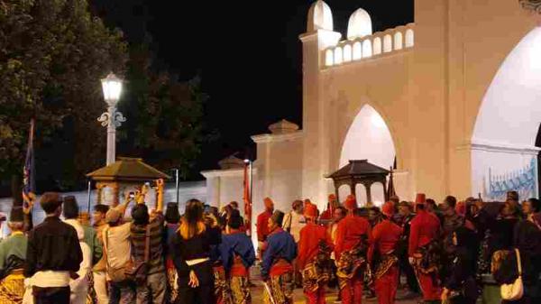 Sakralnya Malam Lailatul Qadar di Keraton Surakarta: Kirab Lentera dan 2.000 Tumpeng Dibagikan