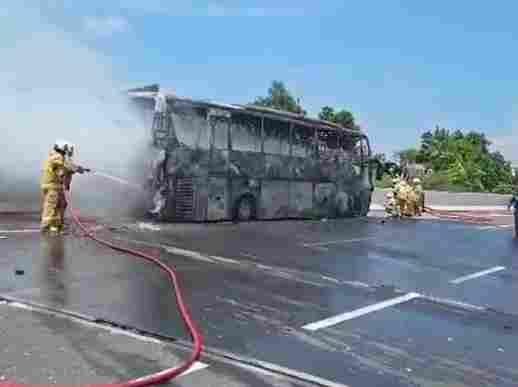 Dalam Hitungan Menit, Bus PO Haryanto Hangus di Tol Semarang-Batang