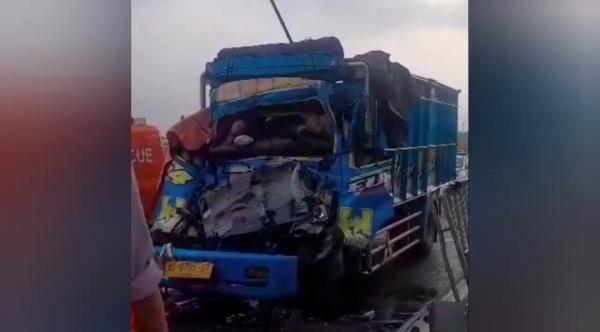 Truk Muatan Ikan Tabrak Truk Tronton di Tol Cipali, Dua Korban Meninggal Dunia