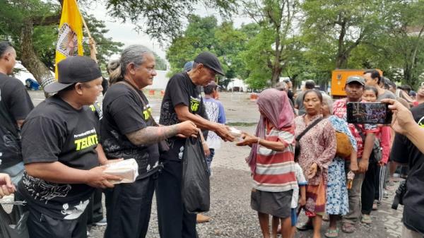 Aksi Ramadhan, PSHT Kobaret Solo Raya Berbagi 1.000 Takjil Produk UMKM di Jalan Slamet Riyadi