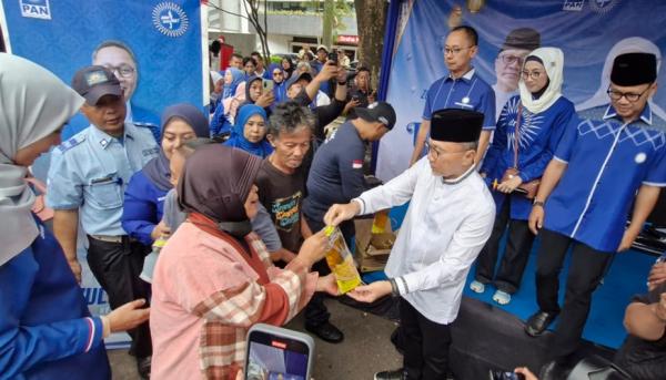 Berbagi PAN-gan: PAN Bantu Rakyat Salurkan Minyak Goreng dan Takjil di Bandung, Warga Antusias