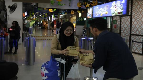 Mudik Lebaran 2025, KAI Daop 6 Yogyakarta Bagikan Takjil Gratis ke Penumpang