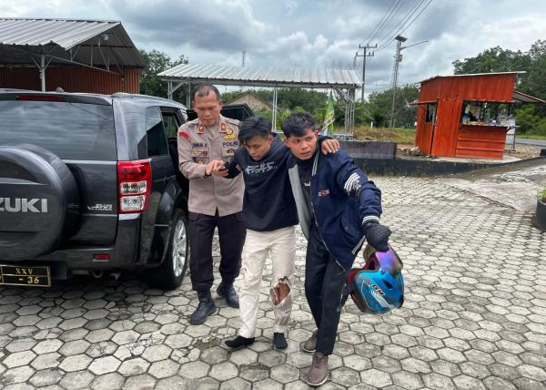 Inspiratif, Aksi Heroik Wakapolres Way Kanan Bantu Pemudik yang Alami Kecelakaan di Jalinsum 