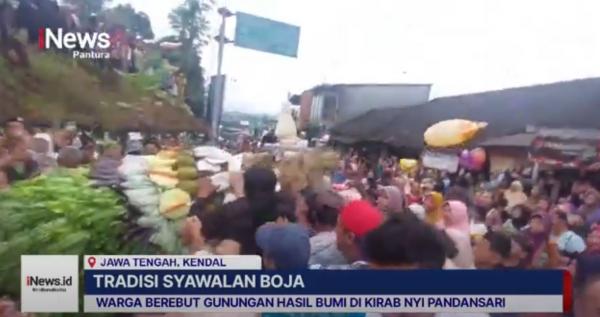 VIDEO - Warga Berebut Gunungan Merti Desa Boja di Depan Makan Nyi Dapu