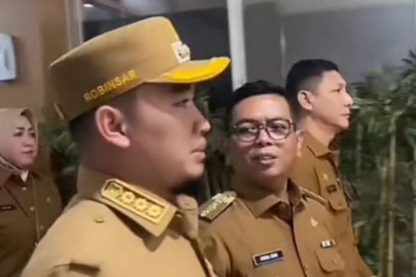 Andra Soni Gubernur Banten Didampingi Robinsar Tinjau Kesiapan Pemutihan KR 2 di Samsat Cilegon