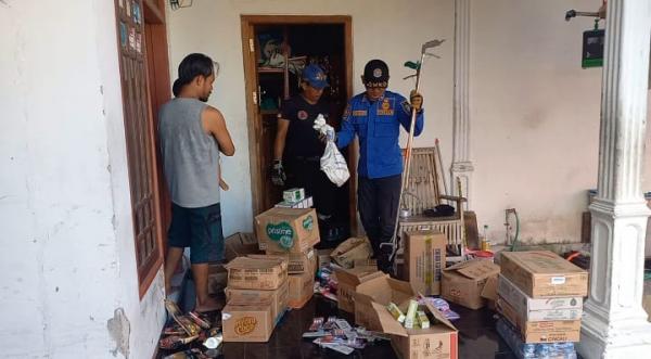 Ular Kobra Masuk Toko, Pemilik dan Pengunjung Berhamburan Takut, Petugas Damkar Beraksi! Ular Kobra Masuk Toko, Pemilik dan Pengunjung Berhamburan Takut, Petugas Damkar Beraksi!