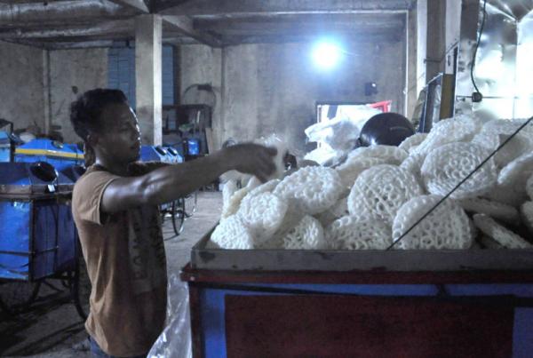 Penuhi Kebutuhan Pelanggan, Pabrik Legendaris Ini Goreng Kerupuk Hingga Ribuan Kilogram