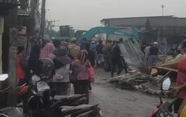 Puluhan Bangunan Liar di Bantaran Kalibaru Tambun Selatan Bekasi Dibongkar