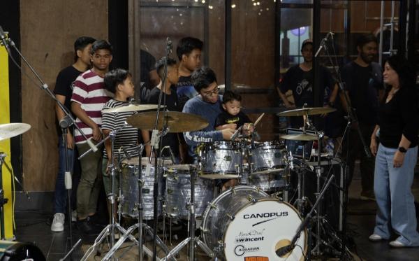 Drummer Isyana Sarasvati Berikan Drum Clinic di Surabaya, Ratusan Anak-anak Ikut Jadi Peserta Drummer Isyana Sarasvati Berikan Drum Clinic di Surabaya, Ratusan Anak-anak Ikut Jadi Peserta
