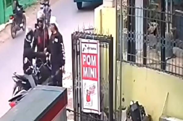 Preman Kampung di Baleendah Keroyok Pemotor di Pinggir Jalan